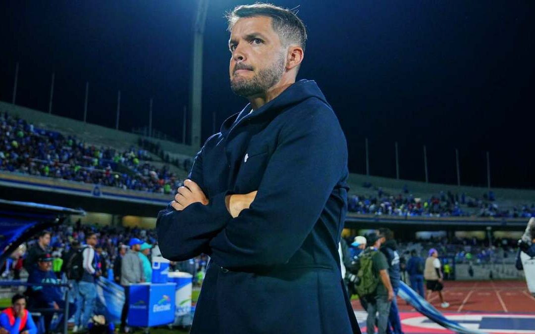 Nicolás Larcamón Busca ‘Enmudecer el Volcán’ con su Estrategia en el Fútbol